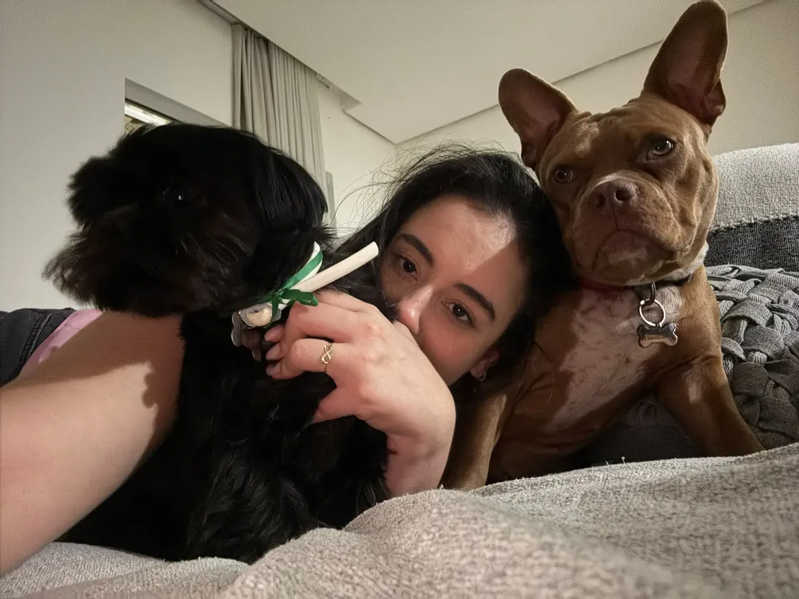 Julia Resende e seus pets, Café e Canela
